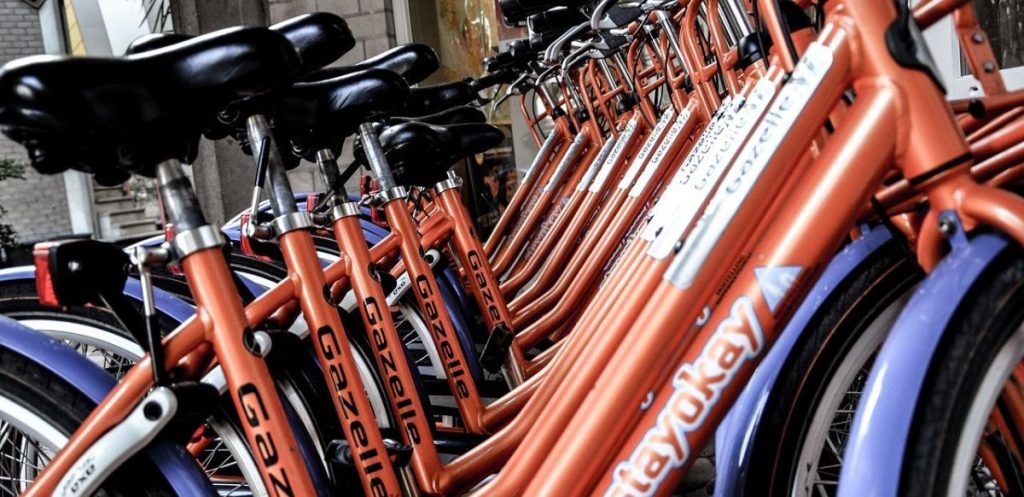 Klant test fiets bij fietsenwinkel in Friesland met advies van vakkundige medewerker