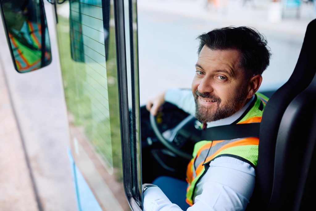 Interieur van een comfortabele 25-persoons bus met chauffeur, ideaal voor groepsreizen en bedrijfsuitjes
