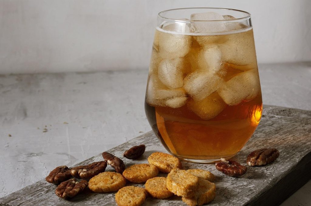 Traditionele en gezonde snacks aangeboden bij Snackbar Hilversum in het hart van Hilversum, met klassieke Nederlandse gerecht