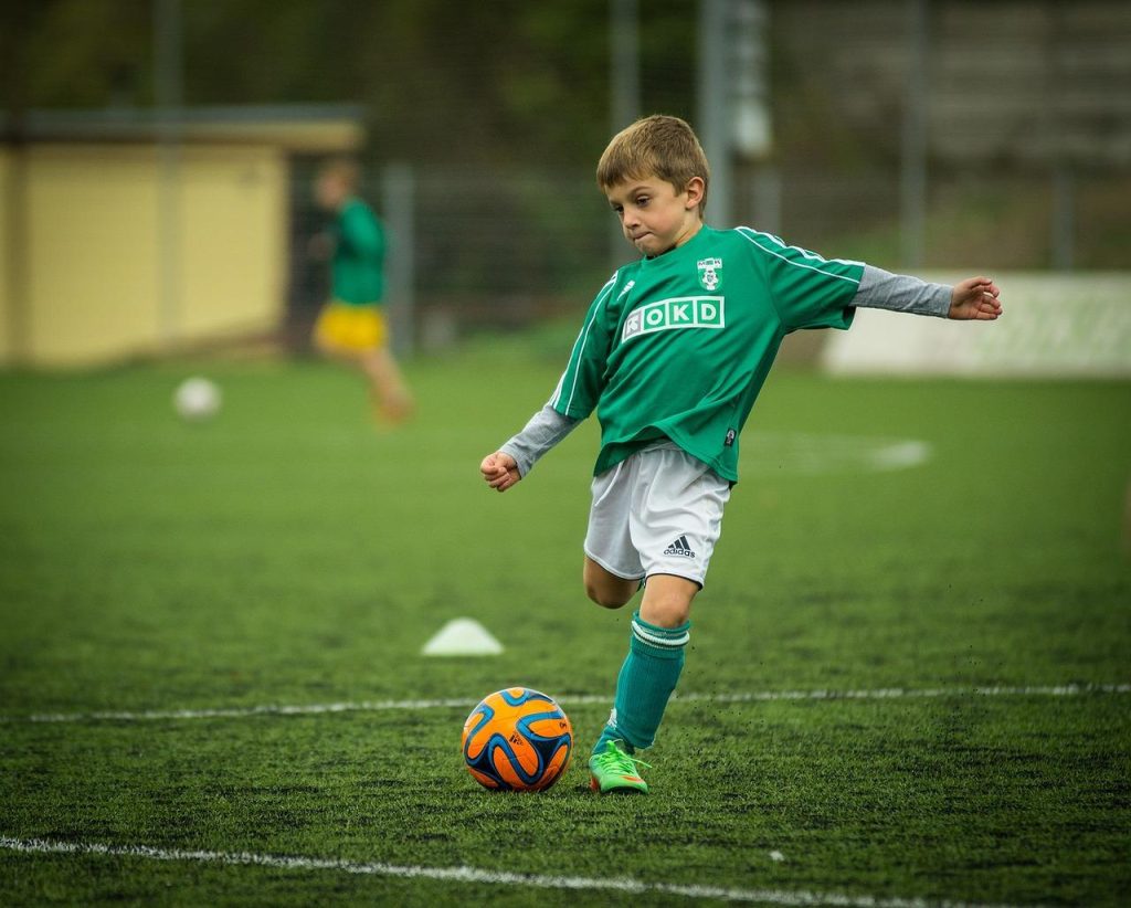Zaalvoetbal in Helmond: spelers in actie op het veld met moderne zaalvoetbalfaciliteiten