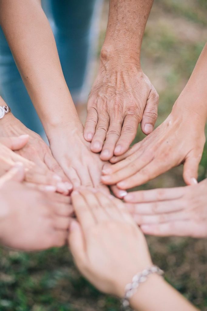 Inspiratie voor teamuitjes met diverse activiteiten waaronder teambuilding en samenwerkingsoefeningen voor het volledige team